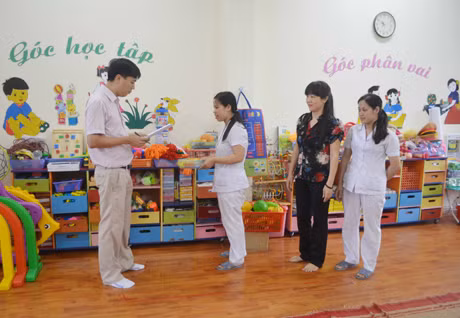 Đại điện Đoàn liên ngành của tỉnh kiểm tra thiết bị, đồ dùng, đồ chơi cho trẻ tại Trường Mầm non Hà Phong (phường Hà Phong, TP Hạ Long)
