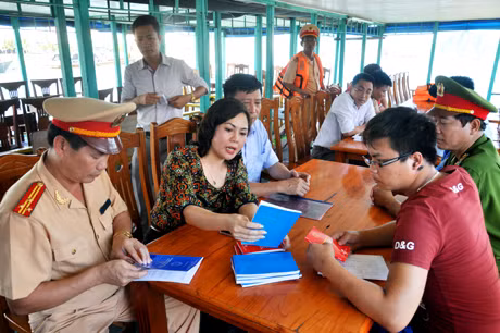 Trong quá trình tiến hành kiểm tra, đoàn đã tổ chức tuyên truyền, hướng dẫn trực tiếp đối với các chủ phương tiện, người lái về công tác đảm bảo trật tự ATGT.