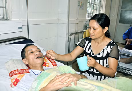 Điều chị Lan mong muốn nhất là anh Quảng vượt qua được nguy nan sau ca mổ...