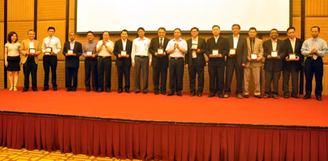 Đồng chí Đặng Huy Hậu, Phó Chủ tịch UBND tỉnh tặng quà lưu niệm cho các đơn vị tại hội nghị. 