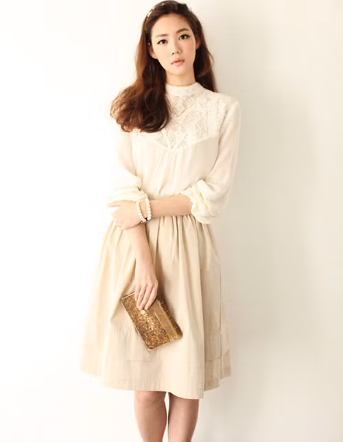 Tông màu pastel nhẹ nhàng giúp làm tôn thêm vẻ nữ tính cho người mặc. Bộ trang phục rất thích hợp với các buổi tiệc nhẹ, hoặc tiệc cưới vào ban ngày.