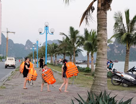 Chuẩn bị phao bơi trước khi đi tắm biển.