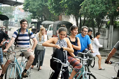 Du khách nước ngoài tham quan đảo Quan Lạn.