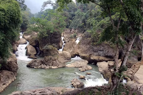 Thác Đầu Đẳng cuồn cuộn chảy.