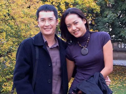 Diễn viên Hồng Ánh (phải) và chồng - anh Nguyễn Thanh Sơn.
