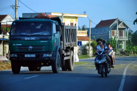 Tình trạng xe máy chở 3 người, lạng lách đánh võng rất nguy hiểm.