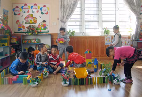 Trường mầm non Hoa Hồng (TP Hạ Long) rèn kỹ năng phối hợp tập thể để xây dựng góc vui chơi cho trẻ mầm non lớp 5 tuổi.
