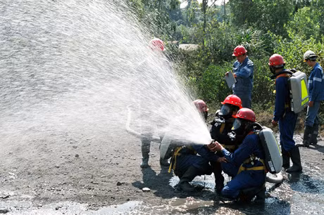 Ngoài ra, định kỳ hàng tháng, Công ty còn thường xuyên tiến hành các lớp tập huấn, nâng cao văn hoá ATVSLĐ-PCCN cho cán bộ, công nhân để chủ động xử lý tình huống, tự chủ an toàn, phối kết hợp với chuyên gia Nhật Bản diễn tập thủ tiêu sự cố nhằm giảm thiểu thấp nhất những tai nạn đáng tiếc xảy ra.