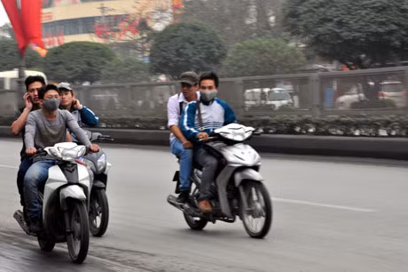 Học sinh ngang nhiên vi phạm giao thông trên đường.