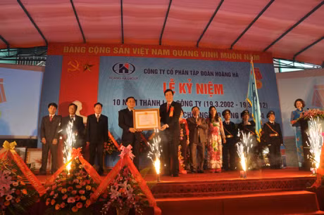 Đồng chí Nguyễn Đức Long, PHó Bí thư Tỉnh ủy, Chủ tịch Hội đồng nhân dân tỉnh tặng Huân chương Lao động hạng ba cho đồng chí Phạm Ngọc Thể, Chủ tịch Hội đồng quản trị , Tổng giám đốc Tập đoàn.