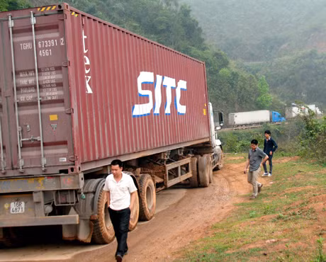 Xe container bị mắc kẹt ở dốc Bò Đái.