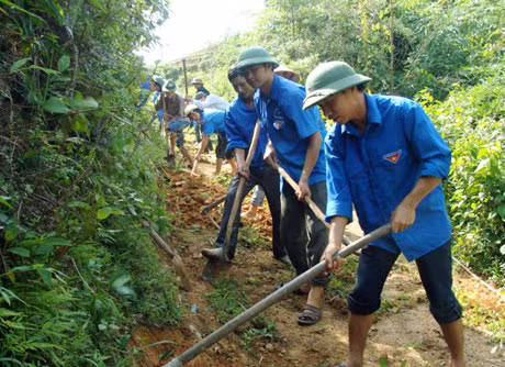Đoàn viên thanh niên huyện Tiên Yên giúp dân làm đường dân sinh.
