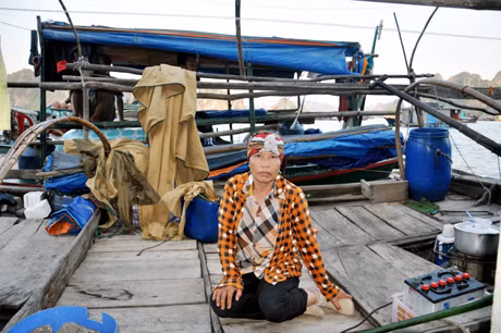 Giống như nhiều gia đình khác ở xóm chài Hang Ma (Hạ Long), chị Minh không có thẻ BHYT.