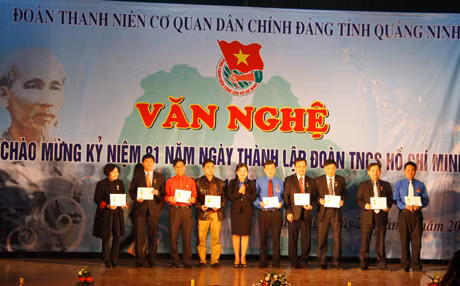 Đoàn TN Cơ quan DCĐ tỉnh trao kỷ niệm chương “Vì thế hệ trẻ” cho các đồng chí là cán bộ Đoàn đã có đóng góp vào sự nghiệp giáo dục thế hệ trẻ và xây dựng tổ chức Đoàn.