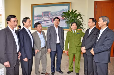Các đại biểu trao đổi trong giờ giải lao.