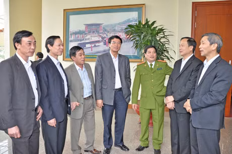 Các đại biểu trao đổi trong giờ giải lao
