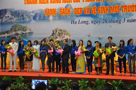 Đồng chí Phạm Minh Chính tặng hoa chúc mừng các tài năng trẻ tiêu biểu của tỉnh nhân dịp 26-3.