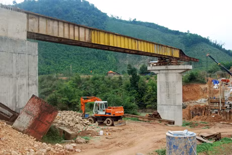Cùng với đó, lắp đặt xe lao chuẩn bị cho việc lao những phiến dầm đầu tiên (ảnh 3). 