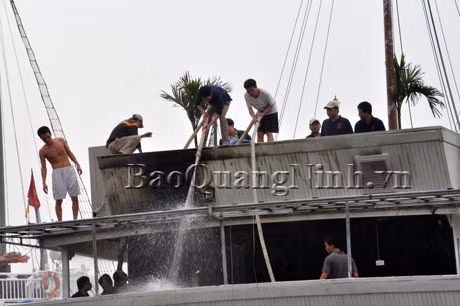 Nhân viên trên tàu tích cực tham gia dập tắt đám cháy.