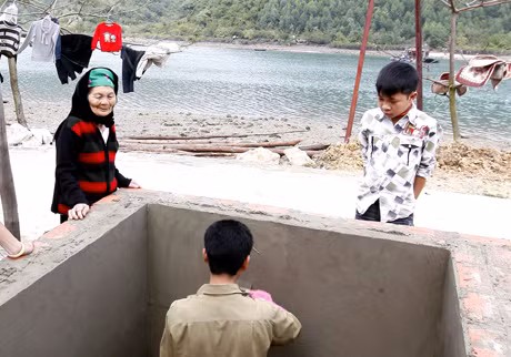 Bà Nguyễn Thị Thon vui mừng nhìn con cháu mình xây bể chứa nước, và tới đây gia đình bà không còn cảnh dùng nước không đảm bảo để sinh hoạt nữa.