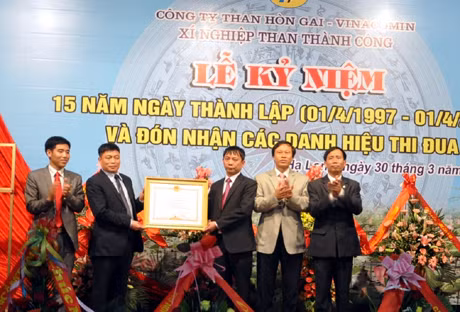 Đại diện lãnh đạo Xí nghiệp Than Thành Công đón nhận bằng khen của TTCP cho tập thể CBCNV-LĐ Xí nghiệp vì đã có thành tích xuất sắc trong hoạt động giai đoạn 2009-2011