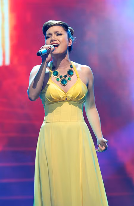 Ngọc Anh biểu diễn Sẽ mãi yêu anh trong liveshow Bài hát yêu thích tháng 3.