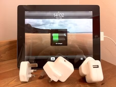Tính năng sạc trên iPad cho phép cắm điện bao lâu tùy thích mà không sợ làm hỏng pin. Ảnh: Tuaw.
