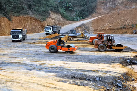 Thi công nền đường dự án xây dựng mới tuyến đường vành đai phía Bắc TP Hạ Long.
