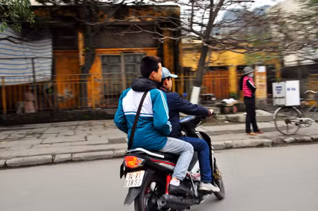Đến trường bằng xe máy, không đỗi mũ bảo hiểm.
