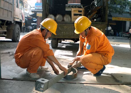 Công nhân ngành điện kiểm tra thiết bị lắp cho các trạm biến áp.