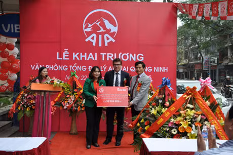 Tổng giám đốc AIA Việt Nam và Tổng Biên tập Báo Quảng Ninh trao tặng học bổng cho các em học sinh có hoàn cảnh khó khăn trên địa bàn TP Hạ Long