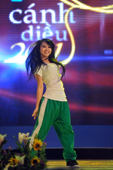 Quỳnh Hoa ăn mặc theo phong cách hip hop và biểu diễn vũ đạo khi lên sân khấu nhận giải "Nữ diễn viên chính xuất sắc" với vai Kim trong "Saigon Yo!". Ảnh: Hoàng Hà.