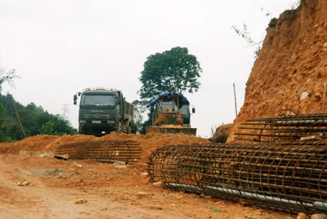Theo anh Chu Văn Hậu, Chỉ huy trưởng công trường, việc thi công đường dẫn do vướng đấu nối với tỉnh lộ 330 nên xe máy không thi công được.