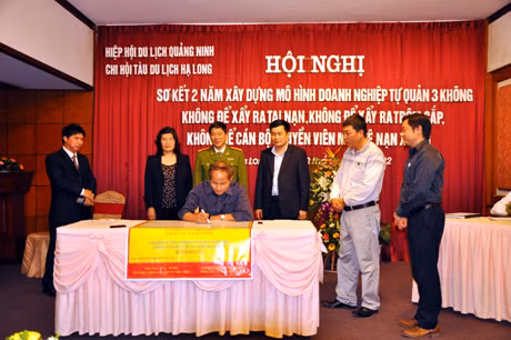 Đại diện các doanh nghiệp vận chuyển khách du lịch ký kết xây dựng và thực hiện mô hình tự quản “3 không” trước sự chứng kiến của đại diện lãnh đạo Công an tỉnh, Sở VH,TT&DL, Hiệp hội Du lịch Quảng Ninh.
