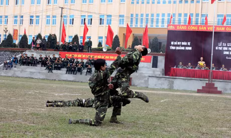 Tuổi trẻ Chi đoàn Đại đội Trinh sát biểu diễn võ thuật tại lễ ra quân huấn luyện năm 2012.