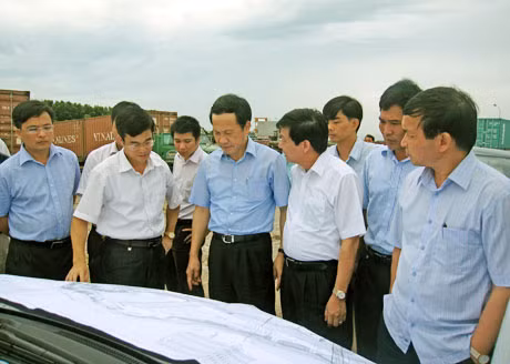 Phó Chủ tịch UBND tỉnh Nguyễn Văn Thành (hàng đầu, thứ 3, trái sang) khảo sát tại điểm thông quan Lục Lầm (Khu Kinh tế cửa khẩu Móng Cái) tháng 10-2011.
