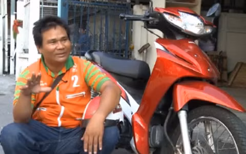 Anh xe ôm Dejchat Phuangket bên 