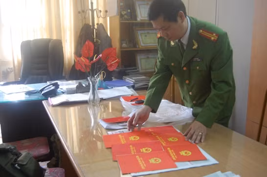 Chỉ huy đội Chống hàng giả kiểm đếm các 