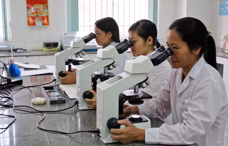 Xét nghiệm phát hiện vi khuẩn lao tại Bệnh viện Lao và Phổi tỉnh.