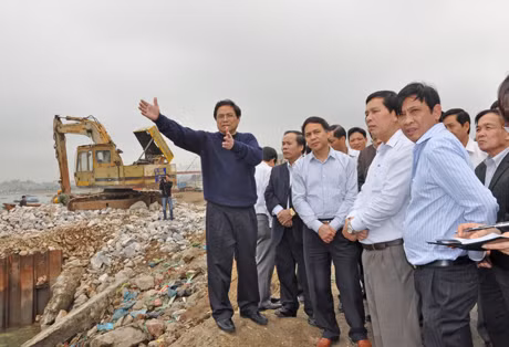 Đồng chí Bí thư Tỉnh uỷ Phạm Minh Chính (thứ hai trái sang) trò chuyện cùng các đại biểu dự hội nghị
