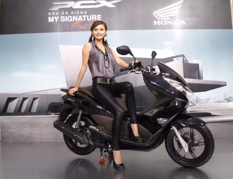 Honda PCX xuất hiện tại Việt Nam cuối năm 2010 và nhanh chóng loạn giá.