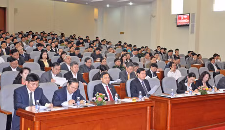 Cán bộ chủ chốt của tỉnh nghe quán triệt Nghị quyết.