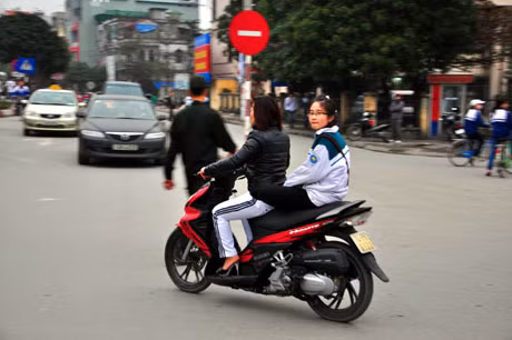 Phụ huynh, học sinh cùng vi phạm giao thông. 