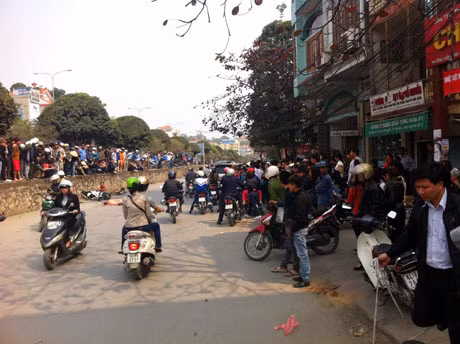 Người dân hiếu kỳ đứng xe 2 bên đường gây cản trở giao thông.