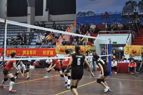 Đội bóng chuyền nữ Quảng Ninh (áo đen) đang thi đấu rất thất vọng