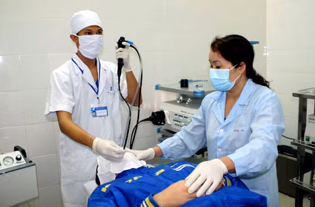Nội soi phế quản cho bệnh nhân tại Bệnh viện Lao và Phổi Quảng Ninh.