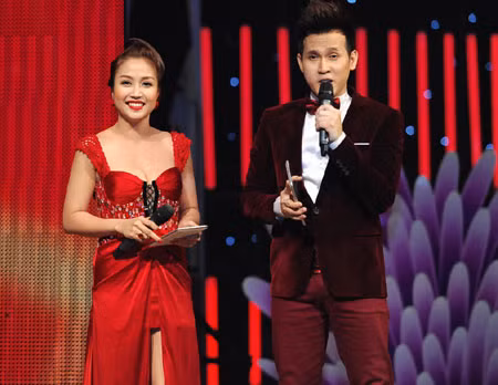 Nguyên Vũ tỏ ra run rẩy với vai trò MC, nói vấp và có phần hồn hển trong cách phát âm.