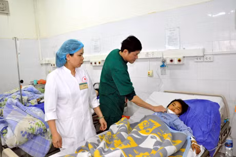 Ngay sau khi bị bố đẻ chém trọng thương, em Hoàng Thuỳ Linh, xã Đông Xá, huyện Vân Đồn đã được đưa đi cứu chữa tại Bệnh viện Đa khoa tỉnh Quảng Ninh. Ảnh: Hoàng Quý