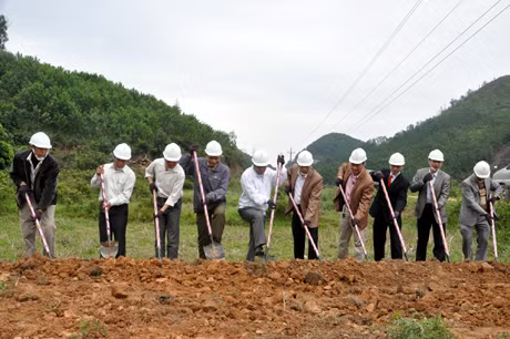 Lãnh đạo các sở ban ngành tham gia lễ động thổ, khởi công công trình lưới điện nông thôn giai đoạn II tại thôn Cái Tăn, xã Cộng Hoà, Tp Cẩm Phả