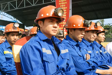 Công nhân Công ty TNHH MTV Than Hòn Gai trong lễ phát động Tuần lễ Quốc gia ATVSLĐ-PCCN lần thứ 13.